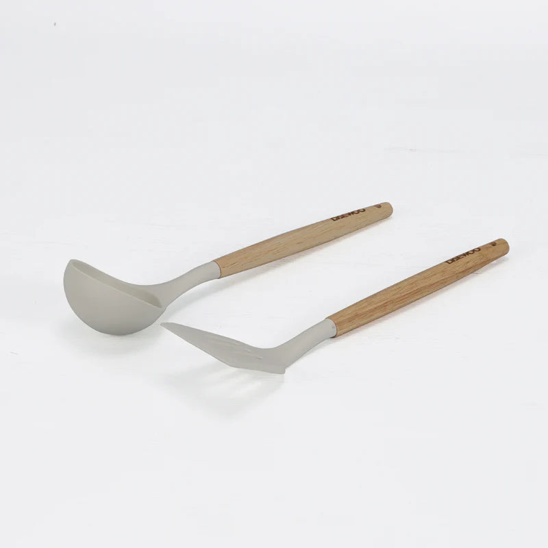 دايو طقم قدور جرانيت من سلسلة دايو H مكون من 9 قطع: قدر بأحجام 28، 24، 20 سم، ومقلاة بحجم 26 سم، بالإضافة إلى قطعتين من أدوات الطبخ